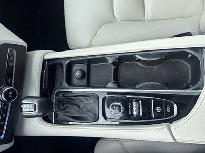 2020 Volvo XC90 T6 Momentum 7 Passenger